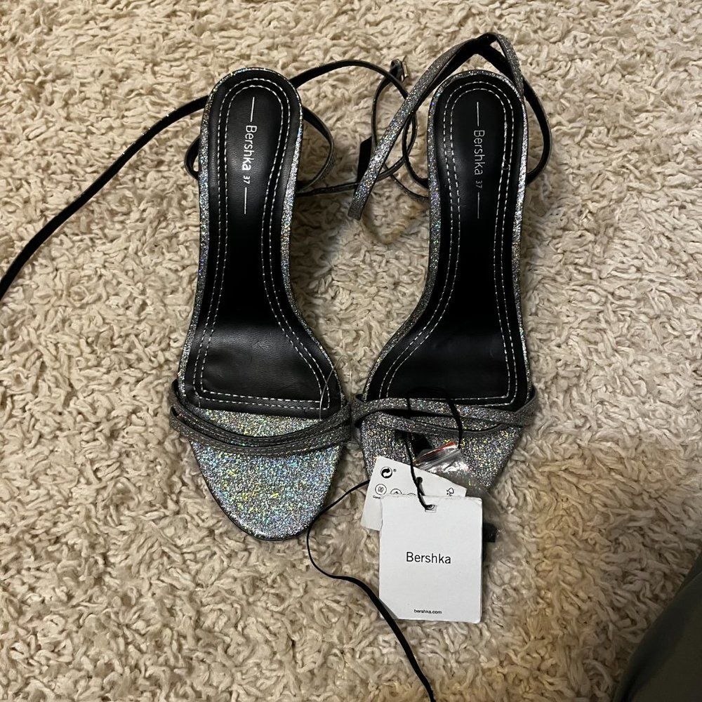 NWOT Berksha silver sparkle heel size 37